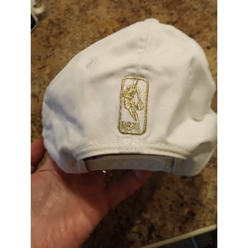 New Era 9Fifty NBA Chicago Bulls White/Silver Snapback w/ Bull - Picture 4 of 11